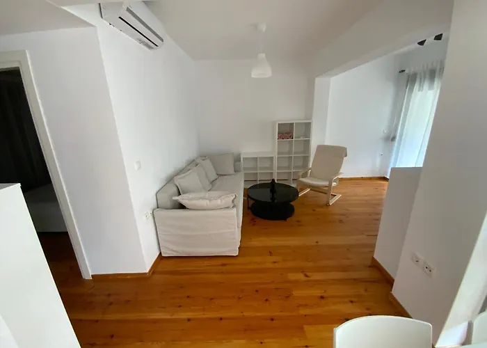 F.r. House